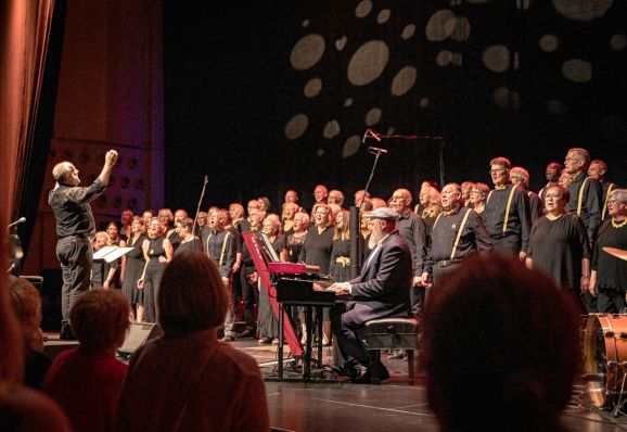 Bild: Mit �ber 80 S�ngerinnen und S�ngern