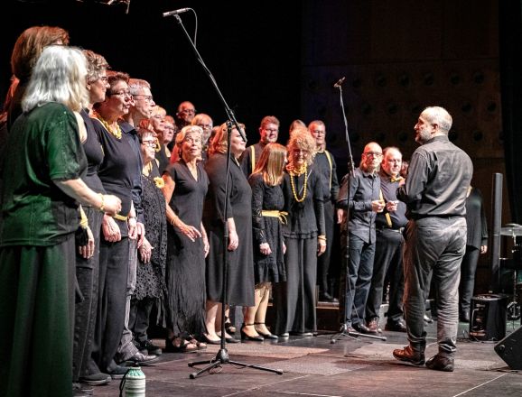 Bild: Unser Chorleiter und der Chor