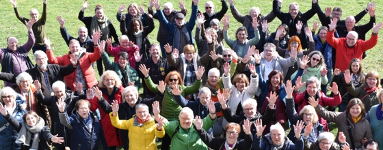 Bild: Gruppenfoto vom Chor im Gr�nen