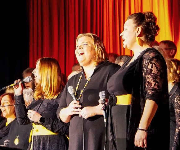 Bild: Auf der B�hne drei Solistinnen, dahinter der Chor.