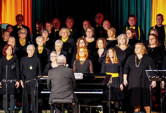 Bild: Der Chor mit den Solistinnen Jule Kluth und Julia Gebel.