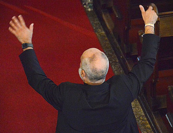 Bild: Gro�aufnahme von True Note Chorleiter Stefan Bechstein, quasi von hinten forografiert, der hier mit erhobenen Armen dirigiert.