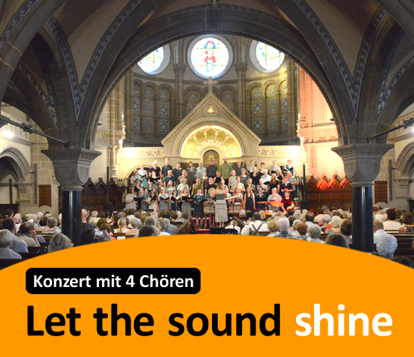 Titel: Let the sound shine. Konzert mit 4 Ch�ren. Bild: Vom Kircheneingang aufgenommen sieht man die mit Publikum voll besetzten Kirchenb�nke. 
							Durch den langen Mittelgang betrachtet sieht man von weitem einen der 4 Ch�re singend vor dem Altar.